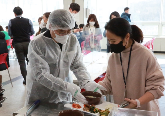 최상규 장안구청장, 직원들에게 새희망 담은 떡국 배식