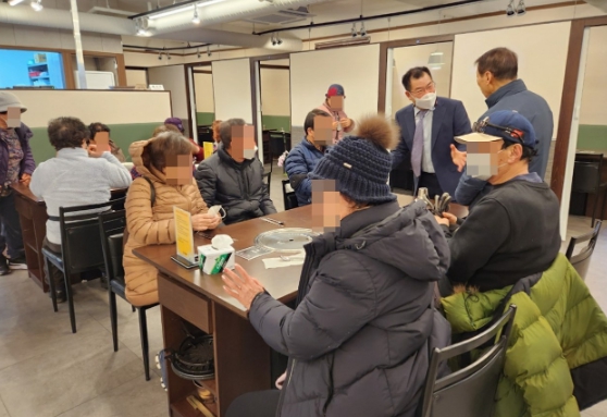 장안구 파장동 관내 식당 우리家, 경로당 어르신 100여 명에게 신년맞이 떡국 대접
