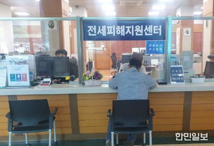 구로구가 ‘건축왕 전세사기 예방대책’을 추진한다. 사진은 구청 1층 부동산정보과에 설치된 ‘구로구 전세피해지원센터’ 모습
