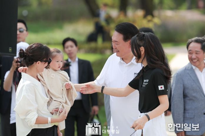 8월 26일 윤석열 대통령 부부는 용산 분수정원 다둥이가족 초청행사에 깜짝 방문했다.