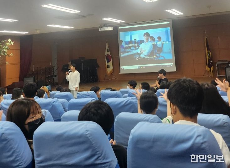 2023년 찾아가는 어린이 장애인식교육에서 세곡초등학교 학생들이 토크쇼 강의를 듣고 있다.