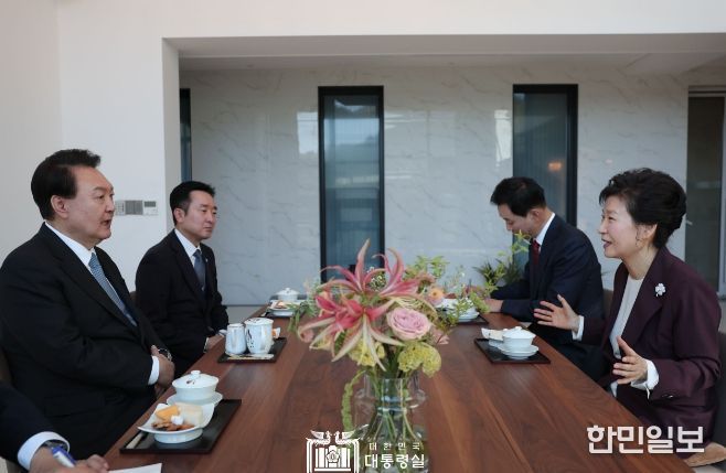 11월 7일 윤석열 대통령은 박근혜 前 대통령의 사저를 방문했다.