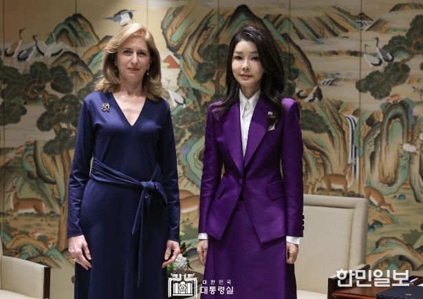 11월 8일 김건희 여사는 마타렐라 이탈리아 대통령과 함께 한국을 국빈 방문 중인 라우라 마타렐라 영애와 환담을 나눴다.