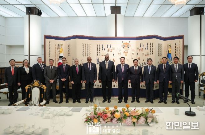 11월 12일 윤석열 대통령은 로이드 오스틴 미국 국방장관, 찰스 브라운 합참의장 美 한미안보협의회의(SCM) 대표단과 격려 만찬을 개최했다.