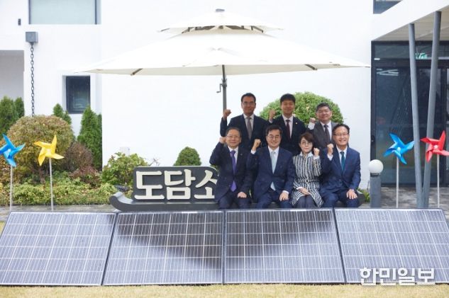 16일 도담소에서 열린 경기 「기업 RE100」 달성을 위한 재생에너지 공급 협약식에서 김동연 경기도지사, 이영희 삼성전자 글로벌마케팅실장, 김형민 에넬엑스코리아 대표, 김광일 한국중부발전 부사장, 유영일 경기도의회 도시환경위원장 등이 기념촬영을 하고 있다.