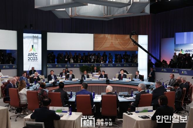 11월 17일 윤석열 대통령은 APEC 세션 2 리트리트에 참석했다.