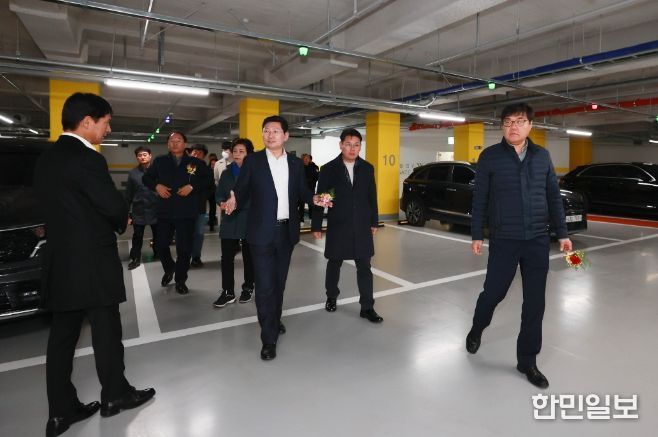 이상일 용인특례시장이 지난 11월13일 개장한 포곡읍 둔전 공영주차장을 둘러보고 있다