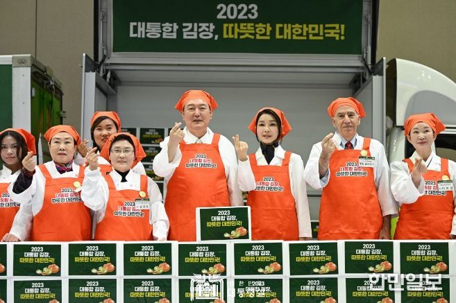 11월 27일 윤석열 대통령 부부는 나눔과 봉사의 국민 대통합 김장행사에 참석해 자원봉사자들을 격려하고 지역 소외계층 나눔을 위한 김장을 함께 담갔다.