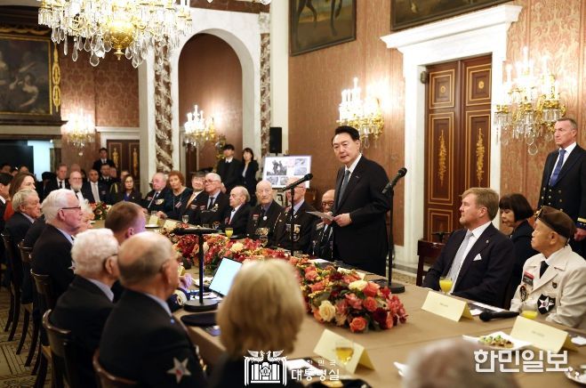 12월 13일 윤석열 대통령은 왕궁 쓰론룸(Throne room)에서 개최된 한국전 참전용사 간담회에 참석했다.