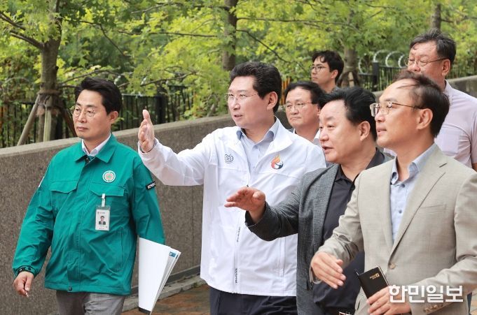 이상일 용인특례시장이 8월29일 삼가2지구 민간임대주택 현장을 찾아 관계자들과 아파트 단지 내부를 점검하고 있다.