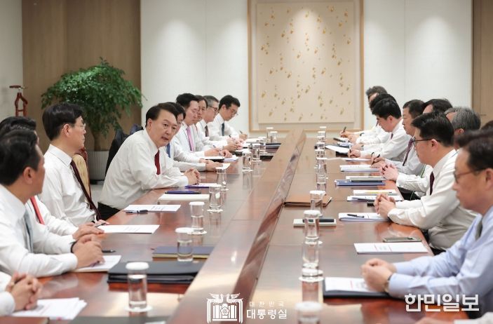1월 2일 윤석열 대통령은 용산 대통령실에서 새해 첫 수석비서관회의를 주재했다.