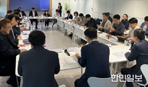 포항시는 2일 PBC(포스텍 생명공학연구센터)에서 바이오 분야 국가 첨단전략산업 특화단지 공모에 따른 유치 전략을 논의하기 위한 실무추진단 전략 수립 회의를 개최했다.