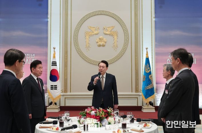 1월 3일 윤석열 대통령은 청와대 영빈관에서 5부 요인 및 국가 주요 인사들이 함께한 ‘2024년 신년인사회’에 참석했다.