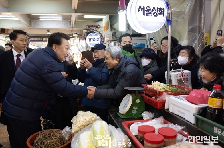 1월 25일 윤석열 대통령은 경기도의 대표 전통시장인 의정부제일시장을 찾아 최근 고물가·고금리에 동절기 한파까지 겹쳐 어려움을 겪고 있는 상인들을 격려했다.