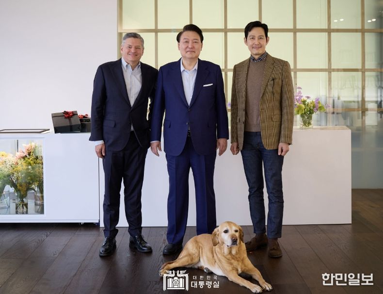 2월 17일 윤석열 대통령은 넷플릭스의 테드 서랜도스 공동대표와 넷플릭스 '오징어게임 2'에 출연하는 배우 이정재 씨를 대통령 관저로 초청해 오찬을 함께 했다.