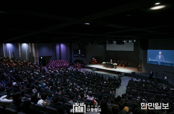 2월 25일 윤석열 대통령은 수원시 원천침례교회에서 열린 3·1운동 제105주년 기념 예배에 참석해 국가와 국민을 위해 기도하고 예배를 드렸다.