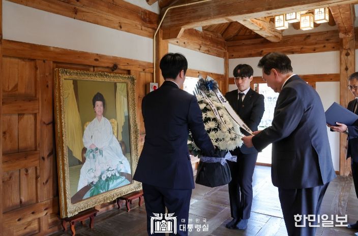 2월 28일 윤석열 대통령은 충북 옥천군의 故 육영수 여사 생가를 방문했다.