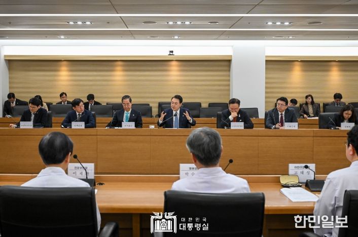 3월 18일 윤석열 대통령은 서울아산병원 어린이병원을 방문해 중증 어린이 환자의 진료 현장을 살펴보고 환자와 보호자 및 의료진을 격려했다.