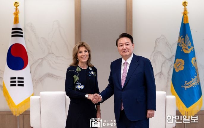 3월 27일 윤석열 대통령은 캐롤라인 케네디 미국 존 F. 케네디 재단(이하 JFK 재단) 명예회장(現 주호주 미국대사)을 접견했다. 이번 접견은 ‘용기 있는 사람들 상(Profile in Courage Award)’의 트로피(랜턴)를 대통령에게 직접 전달하고 싶다는 케네디 회장의 특별한 요청에 따라 이뤄졌다.