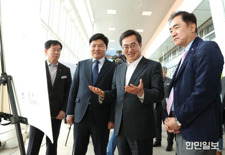 김동연 경기도지사는 1일 오후 GTX A·C노선 연장과 관련해 평택지제역을 정장선 평택시장 등 관계자와 함께 방문해 주요시설을 확인했다.