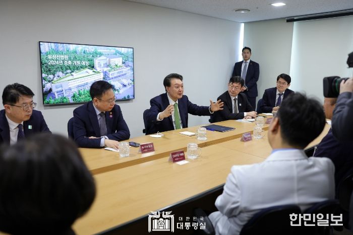 4월 1일 윤석열 대통령은 대전지역 2차 병원인 유성선병원을 방문해 의료진을 격려하고, 이어서 마련된 간담회에서 대통령은 지역 2차 병원이 겪고 있는 어려움과 정부에 대한 건의 사항을 청취했다.