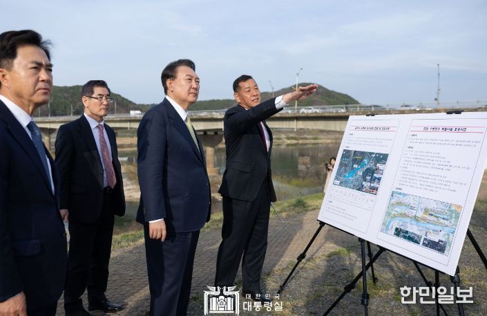 4월 2일 윤석열 대통령은 충남 공주시 옥룡동을 찾아 수해 현장을 둘러보고 복구 상황을 점검했다.