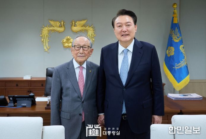 4월 3일 윤석열 대통령은 용산 대통령실에서 김형석 연세대학교 명예교수와 오찬을 함께했다.