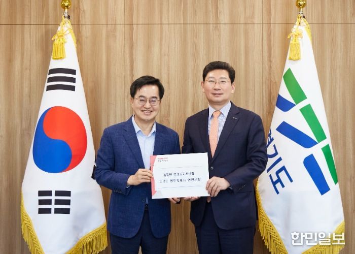 이상일 용인특례시장이 12일 김동연 경기도지사를 만나 시의 현안을 해결하기 위한 지원을 요청하고 관련 자료를 전달했다.