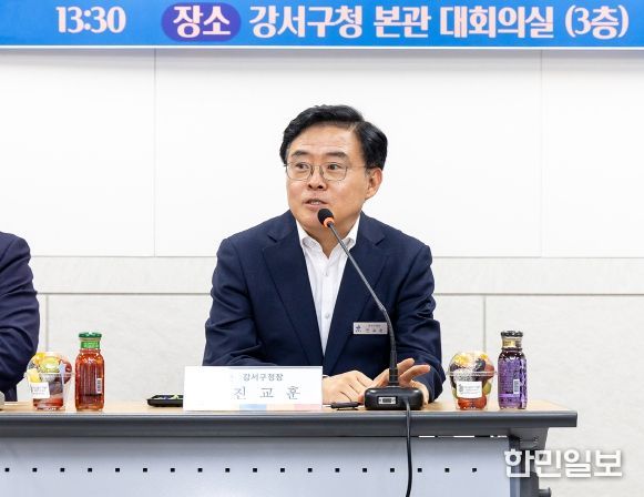 진교훈 서울 강서구청장이 15일(월) 오후 1시 30분 구청 대회의실에서 열린 ‘2024년 상반기 Yes! 동 희망드림단 정기회의’에 참석해 인사말을 하고 있다.