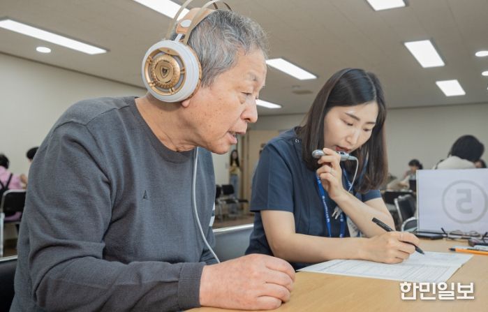 양천구, 찾아가는 무료 치매검진에서 인지선별검사(CIST) 실시 모습