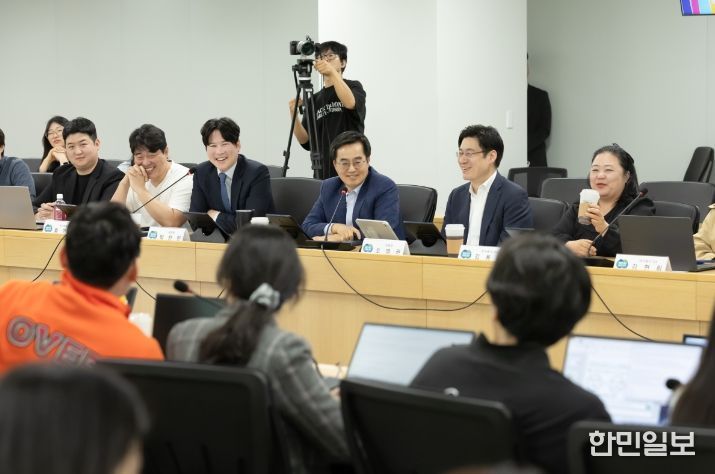 25일 오후 경기도청 율곡홀에서 김동연 경기도지사, 오병권 행정1부지사, 인구톡톡위원 등을 비롯한 관계자 및 전문가 등이 참석한 가운데 제8차 인구톡톡위원회가 열리고 있다.