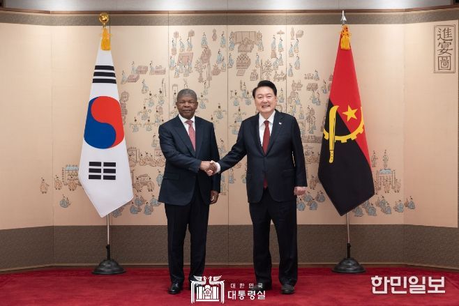 4월 30일 윤석열 대통령은 용산 대통령실에서 주앙 로렌쑤 앙골라 대통령과 기념촬영을 했다.