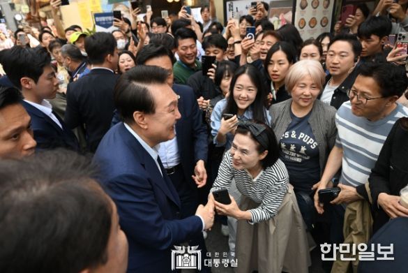 5월 10일 윤석열 대통령은 취임 2주년을 맞아 서울 중구에서 직장인들이 자주 찾는 식당가를 찾아 외식 물가를 점검하고 인근 청계천을 산책하며 시민들과 소통하는 시간을 가졌다.