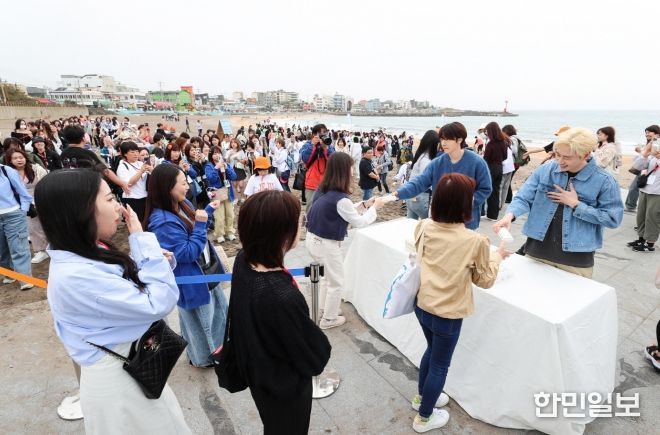 슈퍼주니어-D&E와 일본 관광객 함께 제주 플로깅…일본시장 확대 교두보