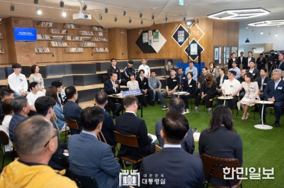 5월 14일 윤석열 대통령은 서울 중구 서울고용복지플러스센터에서 ‘고맙습니다. 함께 보듬는 따뜻한 노동현장’을 주제로 스물다섯 번째 「국민과 함께하는 민생토론회」를 개최했다.