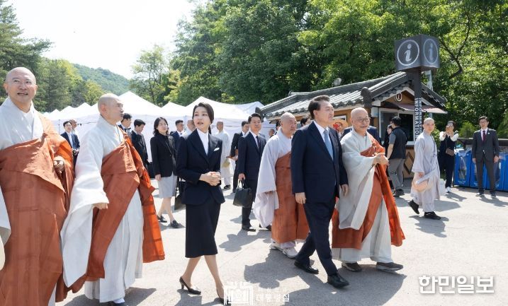 5월 19일 윤석열 대통령 부부는 경기 양주 회암사지에서 개최된 '회암사 사리이운 기념 문화축제와 삼대화상 다례재'에 참석해 100년만에 환지본처한 가섭불, 정광불,석가불, 나옹선사, 지공선사(3여래 2조사)의 사리 귀환을 축하했다.
