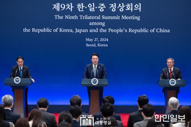 5월 27일 윤석열 대통령은 기시다 후미오 일본 총리, 리창 중국 총리와 한·일·중 공동기자회견을 가졌다.