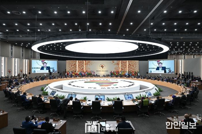 6월 4일 윤석열 대통령은 2024 한-아프리카 정상회의 오전 세션에 참석했다.