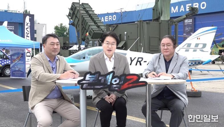 본게임2 ‘BSDA 2024 야외 전시장’에서 현지 녹화 진행. 왼쪽부터 양욱 아산정책연구원, MC 전용준, 원종우 과학과 사람들 대표