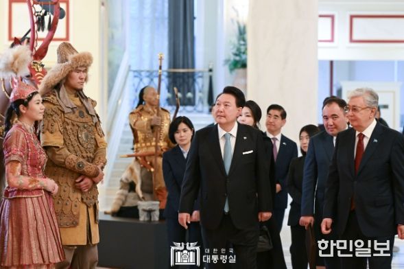 6월 12일 윤석열 대통령 부부는 카자흐스탄 아스타나 드라마극장에서 열린 ‘한-카자흐스탄 문화공연’에 참석해 공연을 관람했다.