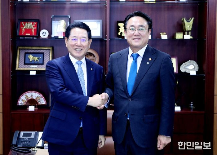 김영록 전라남도지사가 17일 정부세종청사에서 강도형 해양수산부 장관을 만나 김 양식어장 확대 개발, 국립 김산업 진흥원 및 물류단지 조성 등 전남 주요 현안 사업을 건의했다.