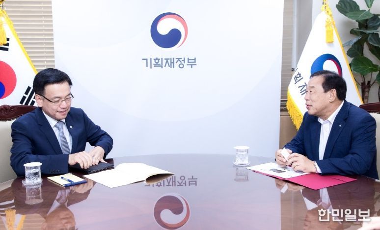 왼쪽부터 최상목 경제부총리, 최민호 세종시장 면담