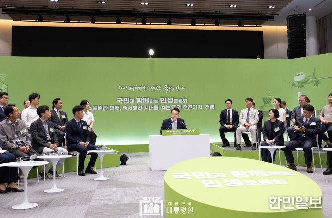 7월 18일 윤석열 대통령은 전북 정읍 소재 JB그룹 아우름캠퍼스에서 ‘新서해안 시대를 여는 경제 전진기지, 전북’을 주제로 스물일곱 번째 「국민과 함께하는 민생토론회」를 개최했다.