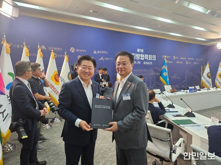 오영훈 제주도지사가 25일 제7회 중앙지방협력회의에서 방기선 국무조정실장에게 & #39;제주형 기초자치단체 설치를 위한 주민투표 연내 실시 제주특별자치도-도의회 공동 건의문& #39;을 공식 전달했다.