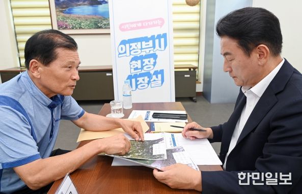 김동근 시장이 7월 26일 호원2동주민센터에서 ‘현장시장실’을 열고 주민들과 소통하고 있다.