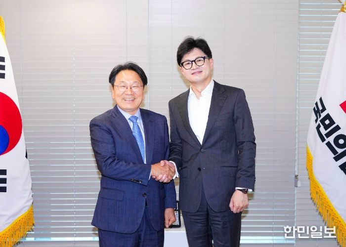강기정 광주광역시장(왼쪽)이 13일 오전 서울 여의도 국민의힘 당사를 찾아 한동훈 국민의힘 대표(오른쪽)와 악수를 하고 있다./광주광역시 제공