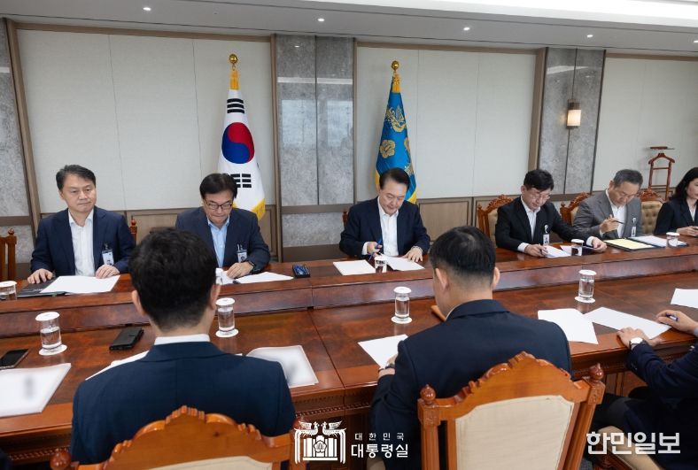 8월 26일 윤석열 대통령은 용산 대통령실에서 제100차 수석비서관회의를 주재했다.
