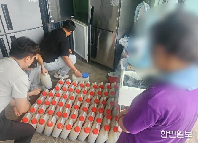 사천해경이 무등록 식품 제조·가공 및 유통업자 압수수색하는 모습