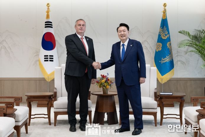 9월 4일 윤석열 대통령은 용산 대통령실에서 한국을 방문한 「토마쉬 포야르(Tomáš Pojar)」 체코 국가안보보좌관을 접견하고, 한-체코 관계 강화 방안에 대해 의견을 교환했다.