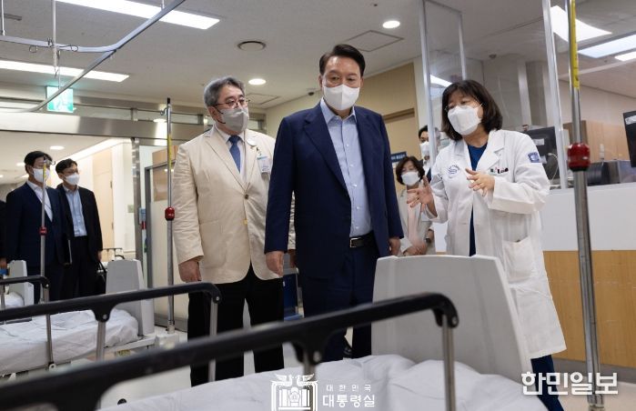 9월 4일 윤석열 대통령은 저녁 8시 50분 쯤 의정부 성모병원 권역응급의료센터를 방문해 1시간 20분 가량 머물며 국민 건강을 위해 헌신하고 있는 의료진을 격려하고 현장의 의견을 청취했다.